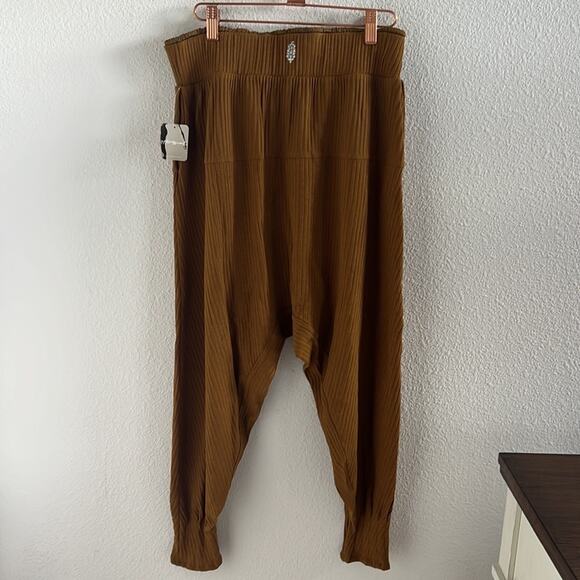 NWT Free People FP Movement Can't Handle This Harem in High Atlas Small - Picture 3 of 9